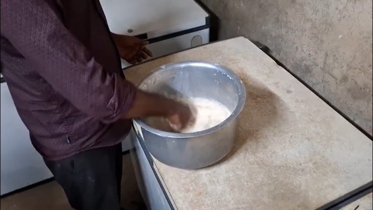 मानवी आरोग्यास, विशेषतः लहान मुलांसाठी अत्यंत घातक असलेल्या पोस्टर कलरचे म्हणजे चित्रकलेचे रंग वापर करून येथे कुल्फी तयार केली जात असल्याचे धक्कादायक वास्तव समोर आले आहे.