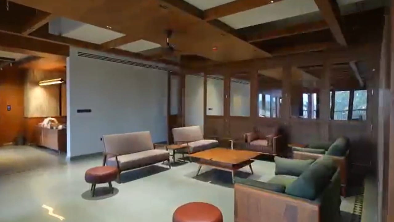 नितीन गडकरींच्या घराचा पुढचा भाग पाहिला तर आपल्याला कोकण किंवा केरळमधील टुमदार घरांची आठवण येते. त्यांच्या घराची रचना अशी आहे की ती हिवाळ्यात उबदार आणि उन्हाळ्यात थंड राहील.