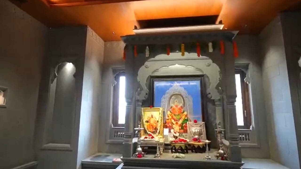 नितीन गडकरींच्या नव्या घराच्या स्लॅबमध्ये विशेष पाइपलाइन टाकण्यात आल्या आहेत. उन्हाळ्यात या पाईप्समधून थंड पाणी वापरता येणार आहे. तर हिवाळ्यात गरम पाणी मिळणार आहे.