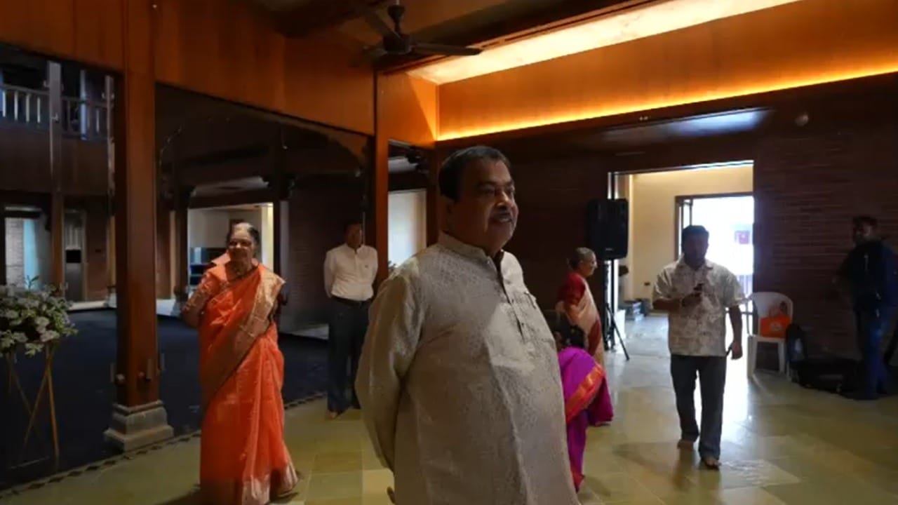 एसीचा वापर न करताही घरातील तापमान नैसर्गिकरीत्या सुमारे नियंत्रित ठेवण्यासाठी या घराची रचना मदत करणार आहे. गडकरींनी नेहमीच कचऱ्यातून संपत्ती निर्माण करण्यावर भर दिला आहे. 