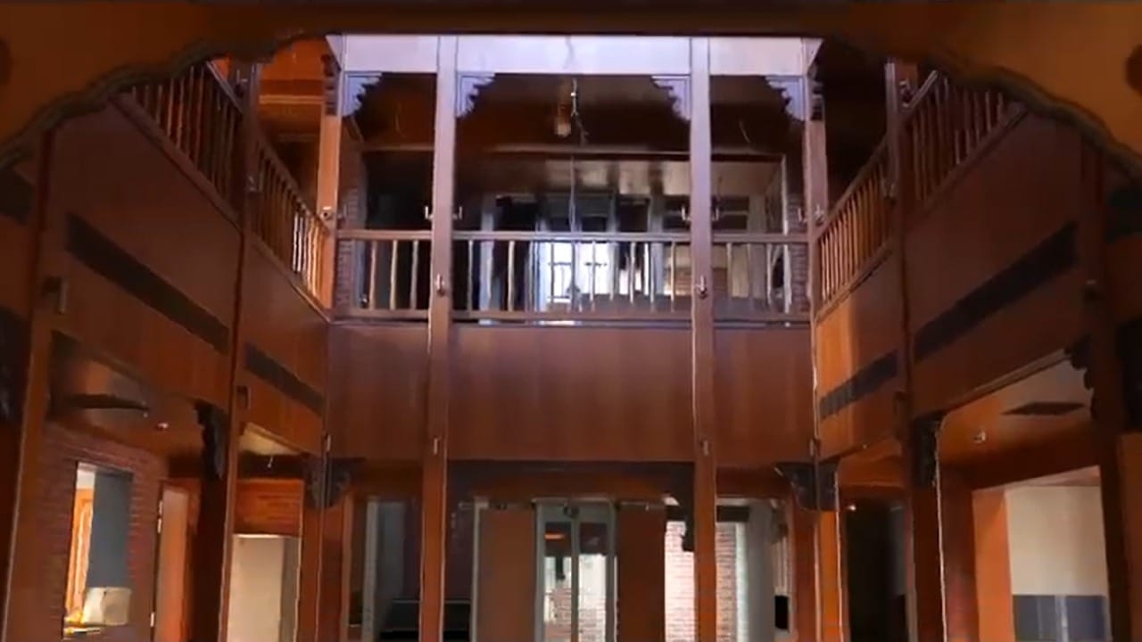 त्यांच्या या घरात भिंतींना गायीच्या शेणापासून बनवलेल्या रंगाचा (Cow Dung Paint) वापर करण्यात आला आहे. हा रंग पर्यावरणपूरक असण्यासोबतच घराला स्वदेशी लूक देतो. 