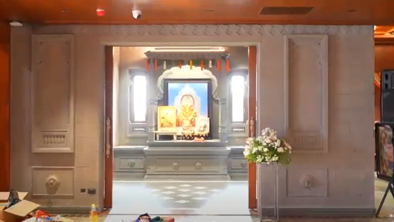 नागपूरचा उन्हाळा खूप कडक असतो. त्यामुळे हे घर बांधताना विशेष 'हॉलो ब्रिक्स' वापरल्या आहेत. या विटांमुळे बाहेरची उष्णता घरात लवकर शिरत नाही, परिणामी उन्हाळ्यातही घर नैसर्गिकरीत्या थंड राहते.