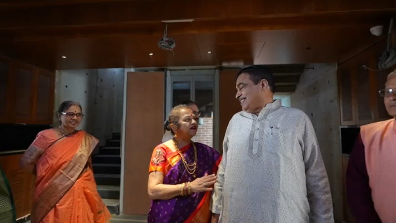 या घरातील भागात आधुनिक सोयीसुविधा आहेत. जड लाकडी दरवाजे, पितळी दिवे आणि भारतीय कलाकुसर यामुळे या वाड्याला रॉयल लूक प्राप्त झाला आहे.तसेच जलसंधारणासाठी घरात रेन वॉटर हार्वेस्टिंगची प्रगत यंत्रणा बसवण्यात आली आहे.