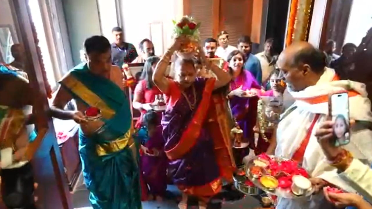 संघाच्या मुख्यालय परिसरात असलेल्या या वाड्याला राजकीयदृष्ट्या मोठे महत्त्व आहे. भाजपच्या विदर्भातील महत्त्वाच्या बैठका आणि राजकीय रणनीतींचे केंद्र म्हणून गडकरी वाड्याला ओळखले जाते. 