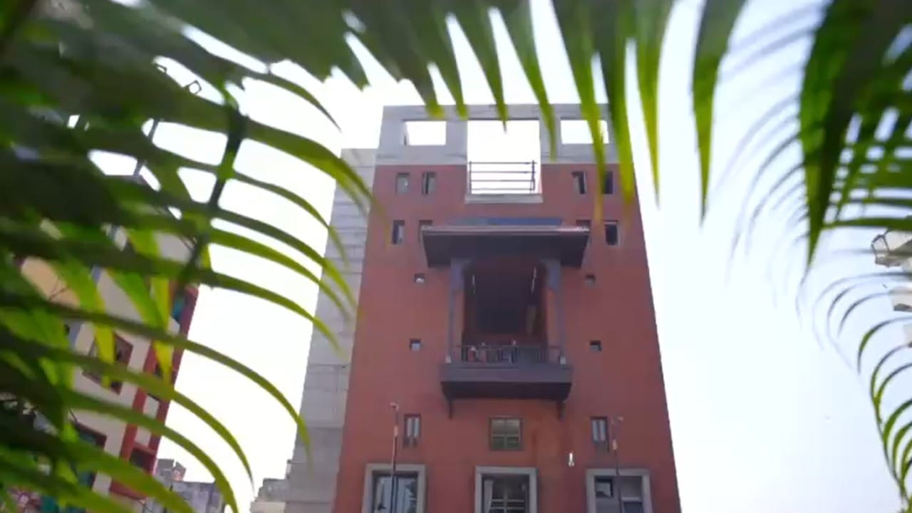 आपल्या कामाच्या वेगवान शैलीसाठी ओळखले जाणारे केंद्रीय मंत्री नितीन गडकरी हे त्यांच्या संपूर्ण कुटुंबासह एका नव्या घरात राहायला आले आहेत. नागपूरच्या महाल भागातील त्यांचा जुना गडकरी वाड्याचा त्यांनी पूर्ण कायपालट केला आहे.