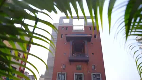 आपल्या कामाच्या वेगवान शैलीसाठी ओळखले जाणारे केंद्रीय मंत्री नितीन गडकरी हे त्यांच्या संपूर्ण कुटुंबासह एका नव्या घरात राहायला आले आहेत. नागपूरच्या महाल भागातील त्यांचा जुना गडकरी वाड्याचा त्यांनी पूर्ण कायपालट केला आहे.