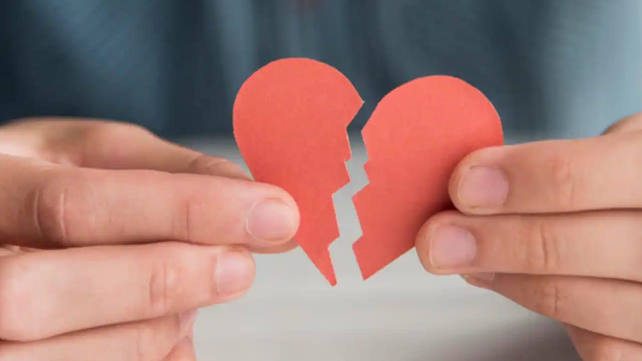 या मूलांकाचा स्वामी चंद्रमा आहे. चंद्राच्या प्रभावामुळे हे लोक शांत, कल्पनाशील, संवेदनशील आणि भावनांनी भरलेले असतात. ते एखाद्याशी फार लवकर भावनिकरित्या जोडले जातात. प्रेमात फसवणूक झाली तर ती वेदना ते सहज सहन करू शकत नाहीत. 