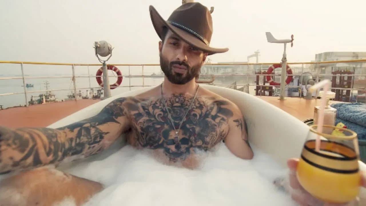 'हैदर' चित्रपट बॉक्स ऑफिसवर यशस्वी होऊ शकला नाही. पण हा चित्रपट लोकांच्या मनात बसला. शाहिदच्या अभिनयाचं खूप कौतुक झालेलं. पण शाहीदला या चित्रपटासाठी पैसा मिळाले नव्हते. मेकर्सच बजेट कमी होतं. म्हणून शाहिदने हा चित्रपट फ्री मध्ये करण्याचा निर्णय घेतलेला.  