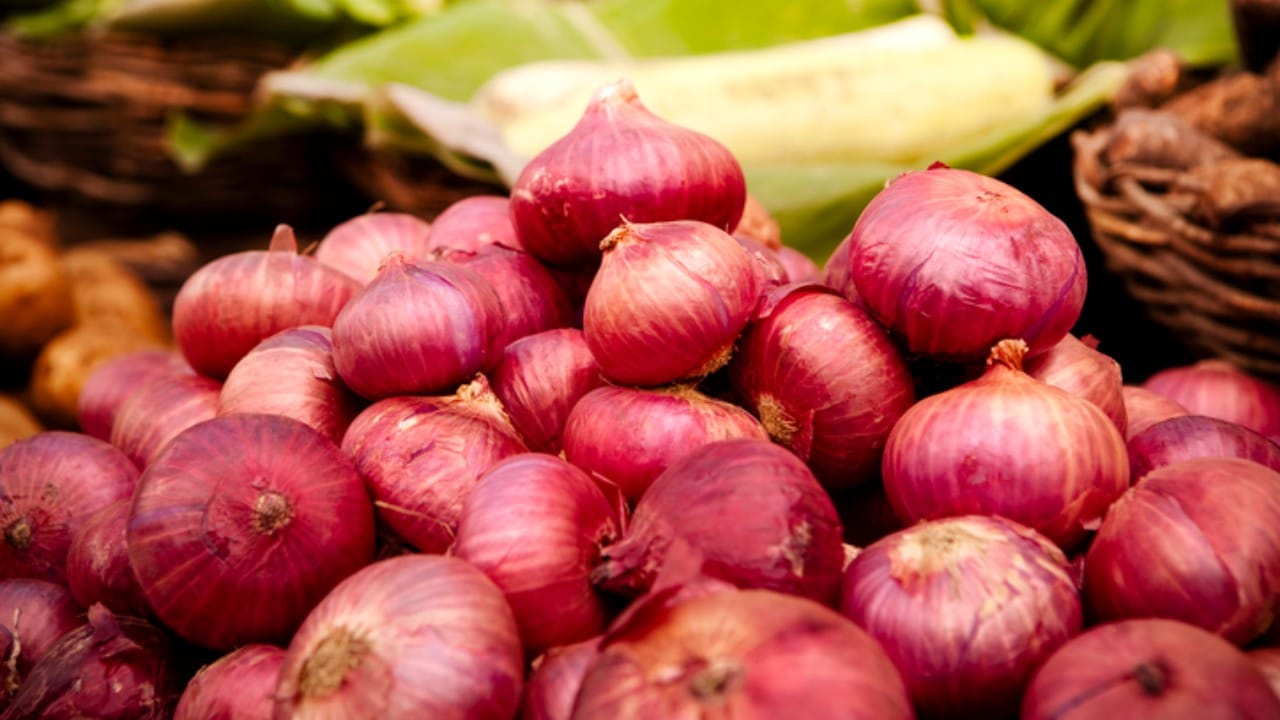 भारतीय जेवणात कांद्याला अनन्यसाधारण महत्त्व आहे. जेवणाची चव वाढवण्यासोबतच कांदा आरोग्यासाठीही फायदेशीर मानला जातो. मात्र, आरोग्य तज्ज्ञांच्या मते, प्रत्येक व्यक्तीसाठी कांदा फायदेशीर ठरेलच असे नाही.