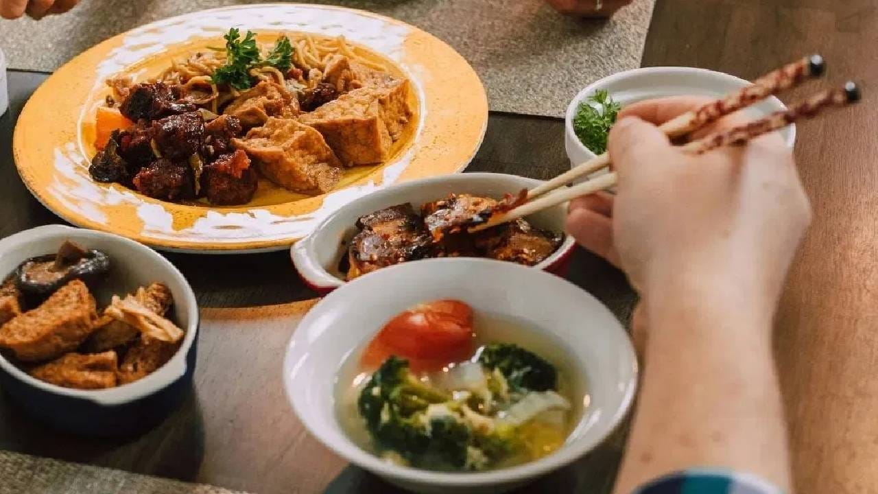 पॅक केलेले चिप्स असोत किंवा बिस्किट हे खाण्यावर लोकांचा भर वाढला. अशा गोष्टी खाऊन जेवण टाळले जाते. कुठेही बसून किंवा उभे राहून हे खाता येते. 