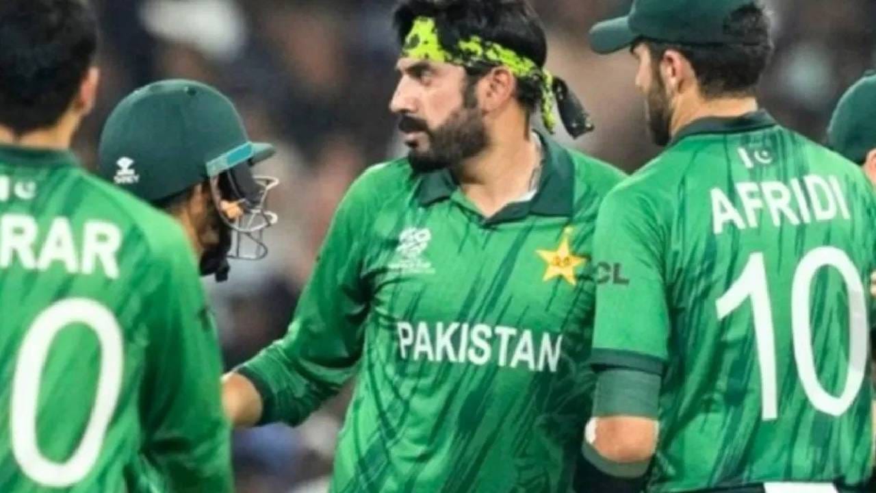 पाकिस्तानचा वादग्रस्त फिरकी गोलंदाज उस्मान तारिकने अखेर भारताकडून झालेल्या दारुण पराभवानंतर आपलं मौन सोडलं आहे. त्याने दुखावलेल्या पाकिस्तानी चाहत्यांना आशेचा किरण दाखवण्याचा प्रयत्न केला आहे. आम्ही या पराभवातून बाहेर येऊन पुढच्या फेरीत म्हणजे सुपर 8 मध्ये स्थान मिळवू असा विश्वास त्याने व्यक्त केला. 