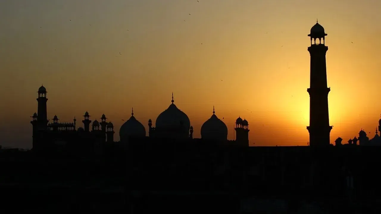 जिल्हे आणि स्थानिक स्वराज्य संस्था : प्रांतांची रचना प्रशासन आणि विकासासाठी करण्यात आली आहे. प्रत्येक प्रांतामध्ये जिल्हे आणि स्थानिक स्वराज्य संस्था आहेत, ज्यामुळे शासनव्यवस्था अधिक प्रभावीपणे चालवली जाते.