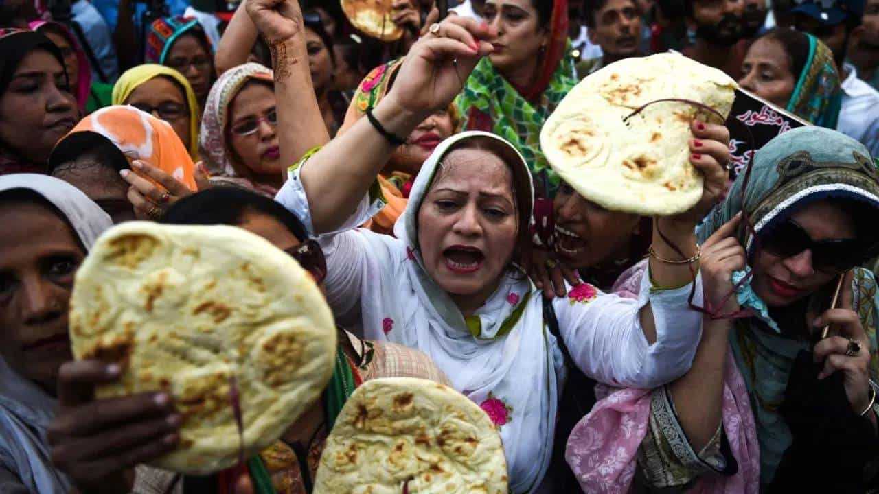 पाकिस्तानात हाहाकार, डाळ मिळत नाही म्हणून...गंभीर संकट आल्याने शाहबाज यांची झोप उडाली!