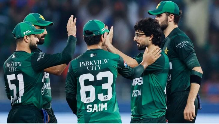 सध्या टी-20 विश्वचषक स्पर्धेची जगभरात चर्चा आहे. या स्पर्धेत भारत जेतेपद जिंकणार का? याची समस्त भारतीयांना उत्सुकता लागली आहे. या स्पर्धेत भारतासोबतच पाकिस्तान या संघाचीही तेवढीच चर्चा आहे. हा संघ सेमीफायनलमध्ये जाणार का? असे विचारले जात आहे. 