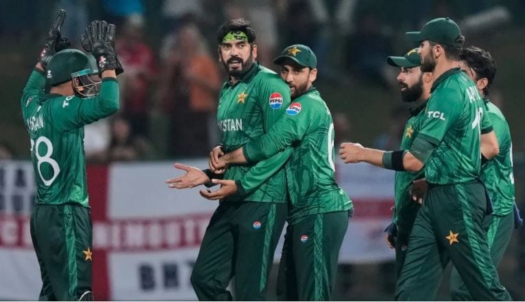 पाकिस्तान या स्पर्धेच्या बाहरे पडण्याची दाट शक्यता आहे. परंतु काही समीकरणं जुळून आले तर पाकिस्तान हा संघदेखील थेट सेमीफायनलपर्यंत मजल मारू शकतो. अंतिम चार संघात पाकिस्तान स्थान मिळवू शकतो. मात्र हे घडून येण्यासाठी नेमकं काय होणं आवश्यक आहे, ते समजून घेऊ या...