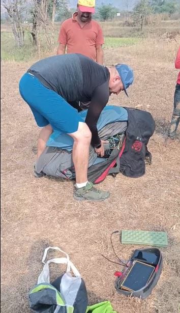 मिळालेल्या माहितीनुसार हा पॅराग्लायडर पोलंड देशातील असून त्याचे नाव क्रिझस्टोफ मार्टिन असे आहे. हा पॅराग्लायडर हवेत भरकटून भोर तालुक्यात पोहोचला आणि रावडी गावातील शेताच्या एका मोकळ्या जागेत तो उतरला.