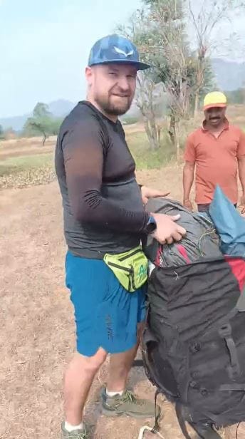 स्पर्धेच्या आयोजकांशी संपर्क साधला. त्यानंतर तीन तासांच्या कालावधीनंतर स्पर्धेच्या ठिकाणाहून आलेल्या वाहनातून मार्टीन पाचगणीकडे रवाना झाला. अशा प्रकारे स्पर्धकाला मदत करीत गावातील तरुणांनी त्याला स्पर्धेठिकाणी सुखरूप पोहचविले. शुक्रवारी (20 फेब्रुवारी) दुपारी ही घटना घडली