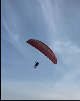 मात्र या सर्व घटने दरम्यान मार्टीनने गावातील तरुणांशी चांगल्याच गप्पा मारल्या. स्थानिक तरुणांनीही जमेल तसे तोडके मोडके इंग्लिश बोलून या परदेशी स्पर्धकाशी गप्पा मारून त्याला धीर दिला. त्याने स्थानिकांनी दिलेली बर्फी खाल्ली.