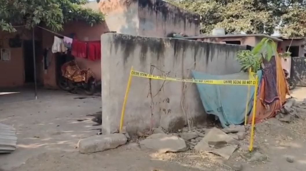 अनैतिक संबंधात अडथळा ठरणाऱ्या सासूला मारण्यासाठी एका महिलेने विषप्रयोग केल्याची धक्कादायक घटना घडली आहे. या घटनेत सुदैवाने सासू वाचली असून आरोपी महिलेचा मृत्यू झाला आहे.  या प्रकरणी पोलिसात गुन्हा दाखल करण्यात आला आहे. 