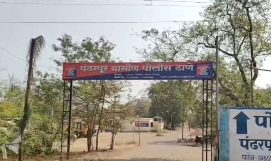 दरम्यान आरोपी महिलेच्या प्रियकराने तिच्याजवळ एक विषारी औषध असलेले बाटली दिली. यानंतर आरोपी महिलेने विषारी औषद सासू पाणी पिते त्या भांड्यात टाकले. अशा प्रकारे सासूला मारण्यासाठी सूनेने कट रचला. रात्री सासूने त्या भांड्यातील पाणी पिले.