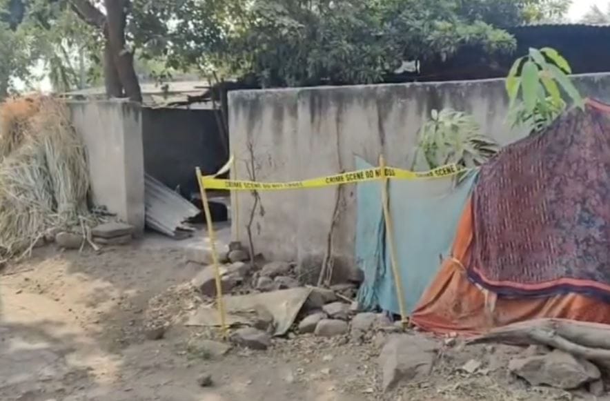 मात्र चव कडू लागल्याने पाण्याचा तांब्या जेवण करत असलेल्या मुलगा समाधान जवळ ठेवला. समाधान यांनी ते पाणी पिले. यानंतर समाधान यास रात्री उलट्या होऊ लागल्या. त्यांना उपचारासाठी खासगी रुग्णालयात दाखल केले.