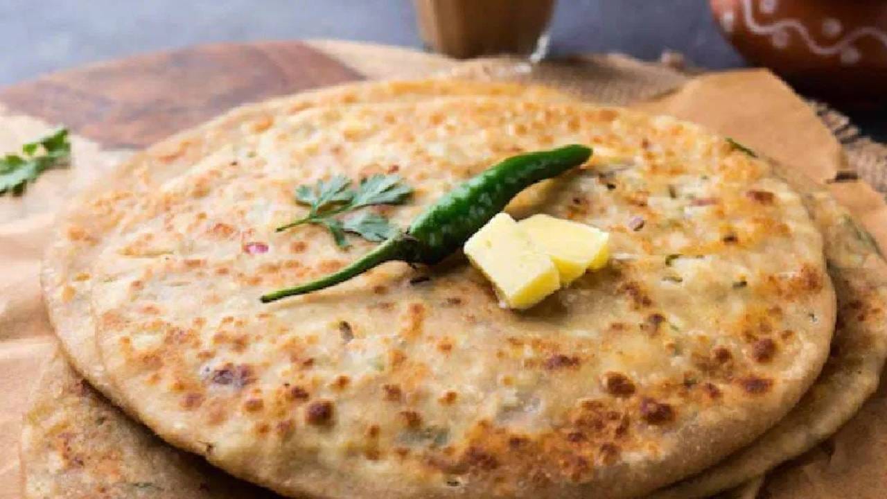 पनीरमध्ये मोठ्या प्रमाणात प्रोटीन असते. जर आपण पनीर पराठा खाल्ला तर आरोग्याच्या समस्या दूर होतील आणि वजनही वाढणार नाही.