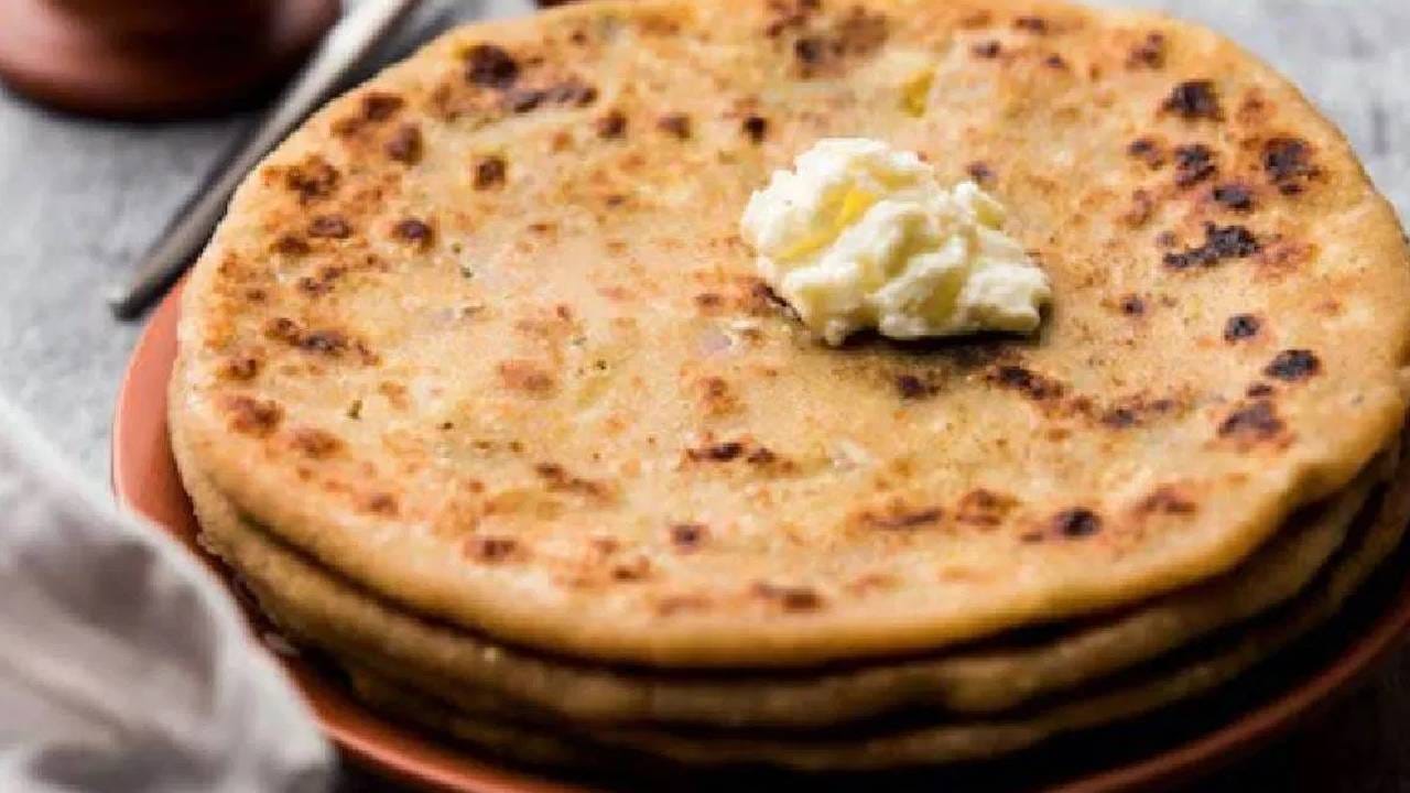 विशेष म्हणजे ऑफिसला जाताना प्रवासातही रोल करून पनीर पराठा खाता येतो. शरीरात जर प्रोटीनची कमी असेल तर पनीर पराठा खाणे अधिक फायदेशीर आहे.