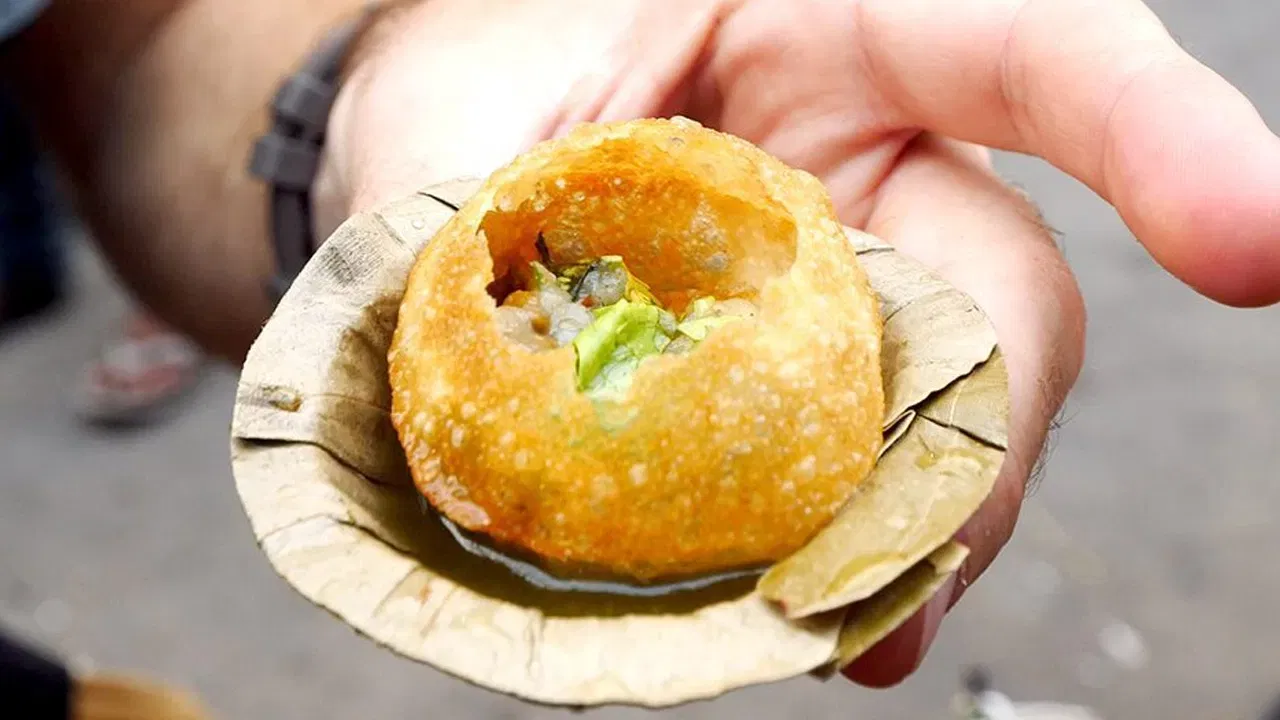 इंग्रजी नाव: अनेकांना पाणीपुरीचे इंग्रजी नाव माहित नाही. पाणीपुरीला इंग्रजीमध्ये प्रामुख्याने 'Water Pancakes' (वॉटर पॅनकेक्स) किंवा 'Fried Wheaten Cake' असे म्हटले जाते.