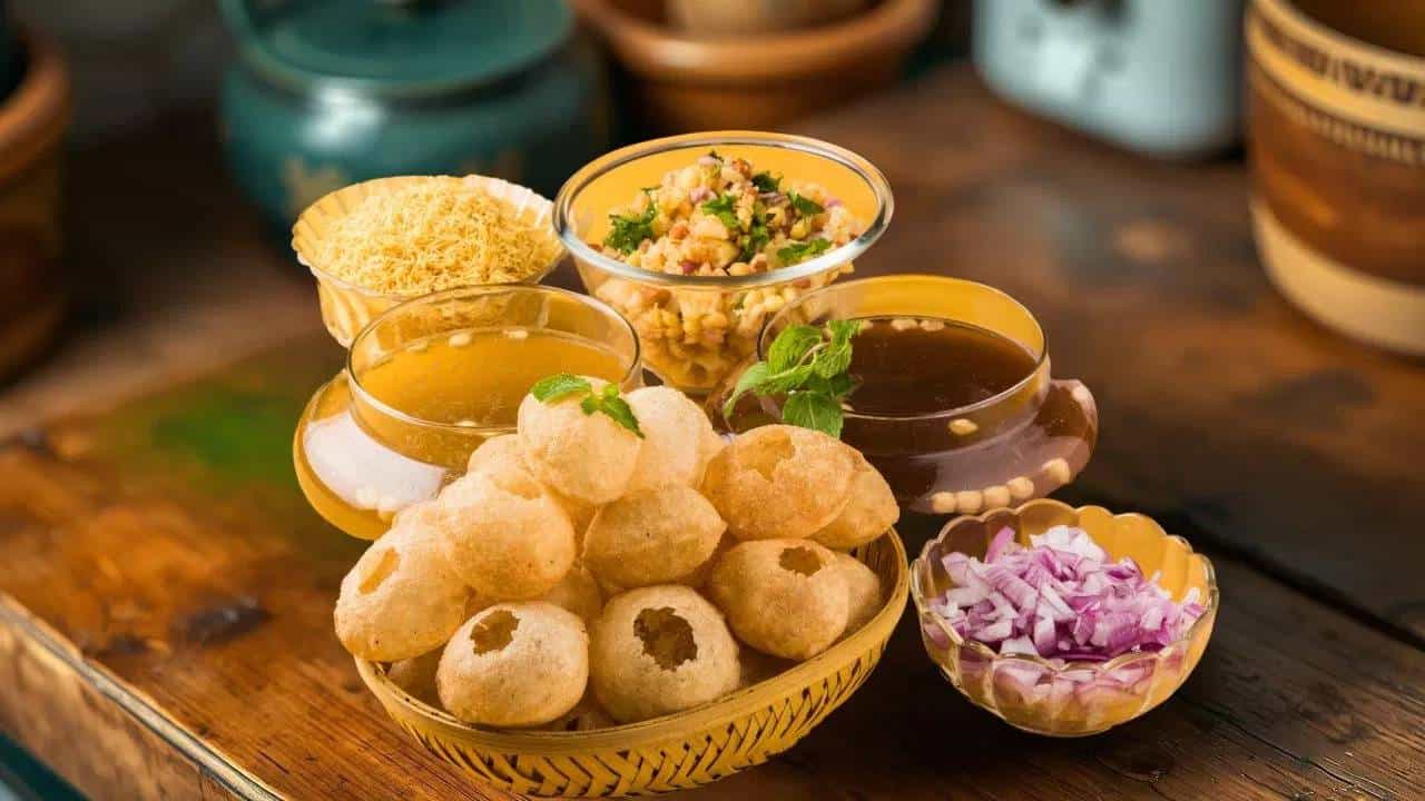 पाणीपुरीची विविध नावे: भारतात पाणीपुरीला वेगवेगळ्या राज्यांत वेगवेगळ्या नावांनी ओळखले जाते. उदा. उत्तर भारतात 'गोलगप्पा', पश्चिम बंगालमध्ये 'पुचका', तर ओडिशात 'गुपचुप' म्हटले जाते.