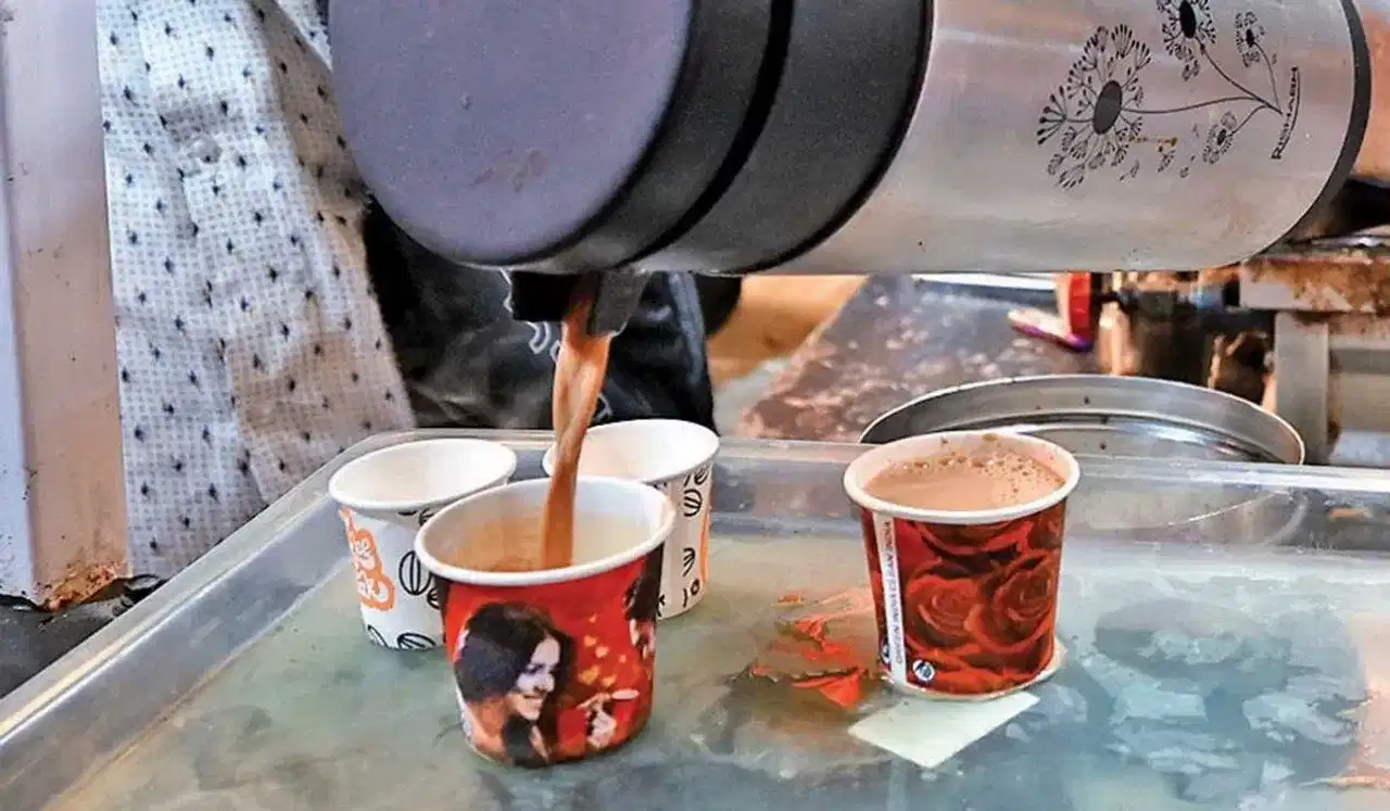 Tea In Plastic Cups: ऑफिसमध्यचे प्लास्टिकच्या कपात चहा पितात? ही सवय ठरु शकते जीवघेणी!