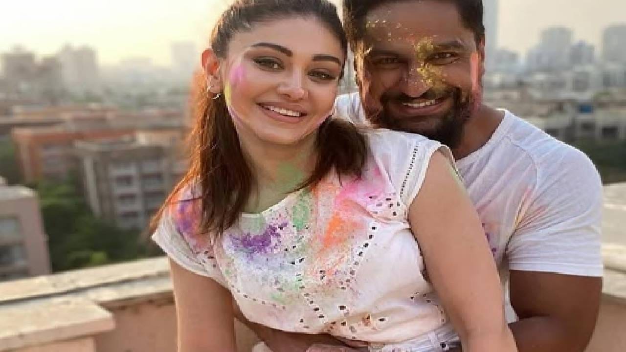 इंडस्ट्रीमध्ये असे अनेक स्टार आहेत ज्यांच्या निधनाने त्यांच्या चाहत्यांना मोठा धक्का बसला. या स्टारपैकीच एक म्हणजे, 'कांटा लगा' गर्ल अर्थात शेफाली जरीवाला.. गेल्या वर्षी म्हणजेच 27 जून 2025 रोजी शेफालीचं वयाच्या 42 व्या वर्षी निधन झाले. ( Photos : Instagram) 