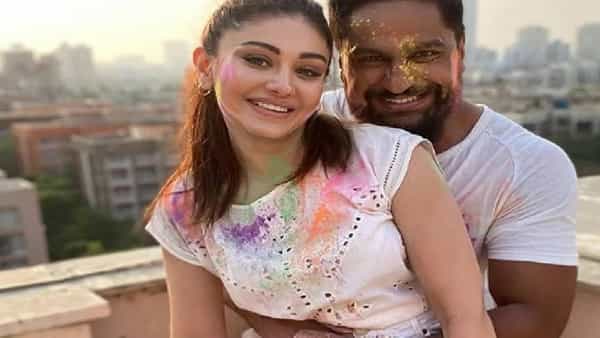 इंडस्ट्रीमध्ये असे अनेक स्टार आहेत ज्यांच्या निधनाने त्यांच्या चाहत्यांना मोठा धक्का बसला. या स्टारपैकीच एक म्हणजे, 'कांटा लगा' गर्ल अर्थात शेफाली जरीवाला.. गेल्या वर्षी म्हणजेच 27 जून 2025 रोजी शेफालीचं वयाच्या 42 व्या वर्षी निधन झाले. ( Photos : Instagram)
