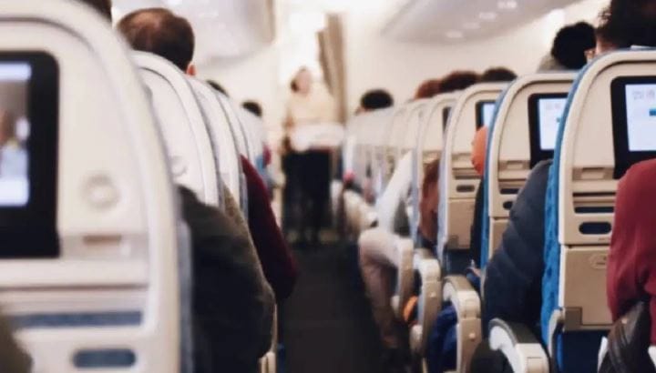  या नियमांमुळे आता वाद घालणाऱ्या, भांडण करणाऱ्या किंवा नियम मोडणाऱ्या प्रवाशाविरोधात विमान कंपन्यांना कठोर कारवाई करता येणार आहे. आता नव्या ड्राफ्टिंग नियमांनुसार एखाद्या प्रवाशाने नियम मोडल्यास, बेशिस्त दाखवल्यास स्वतंत्र समितीच्या निर्णयाची वाट न पाहता विमान कंपनी संबंधित प्रवाशावर 30 दिवसांची बंदी घालू शकते.