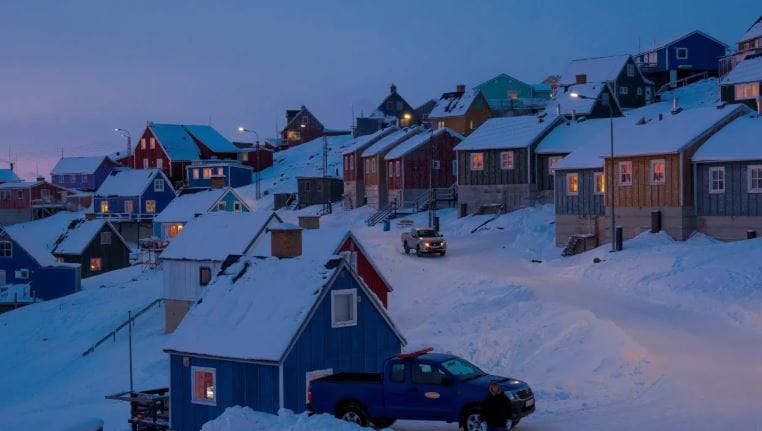 म्हणजेच जवळजवळ सहा महिने या भागात रात्रच असते. विशेष म्हणजे या सहिन्यांच्या काळात रात्रीचे दृश्य खूपच चांगले असते. पृथ्वीच्या उत्तर ध्रुवावर (नॉर्थ पोल) ही एकूण 179 रात्र असते. पोलार नाईटमुळे इथे एवढी मोठी रात्र असते.