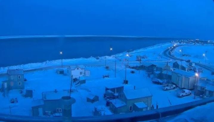 उत्कियाग्विक, अलास्का येथे 66 दिवसांची पोलार नाईट असते. नव्हेंबरच्या शेवटपर्यंत ते जानेवारीच्या मध्यापर्यंत ही पोलार नाईट असते. हिवाळ्यात अशा प्रकारची पोलार नाईट पाहायला मिळते.  