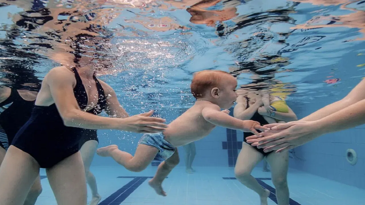 पाण्याचा नैसर्गिक रंग: पाणी मुळात पारदर्शक असते, त्याला स्वतःचा कोणताही रंग नसतो. मग स्विमिंग पूलचे पाणी निळे दिसण्यामागे काही वैज्ञानिक आणि तांत्रिक कारणे आहेत.