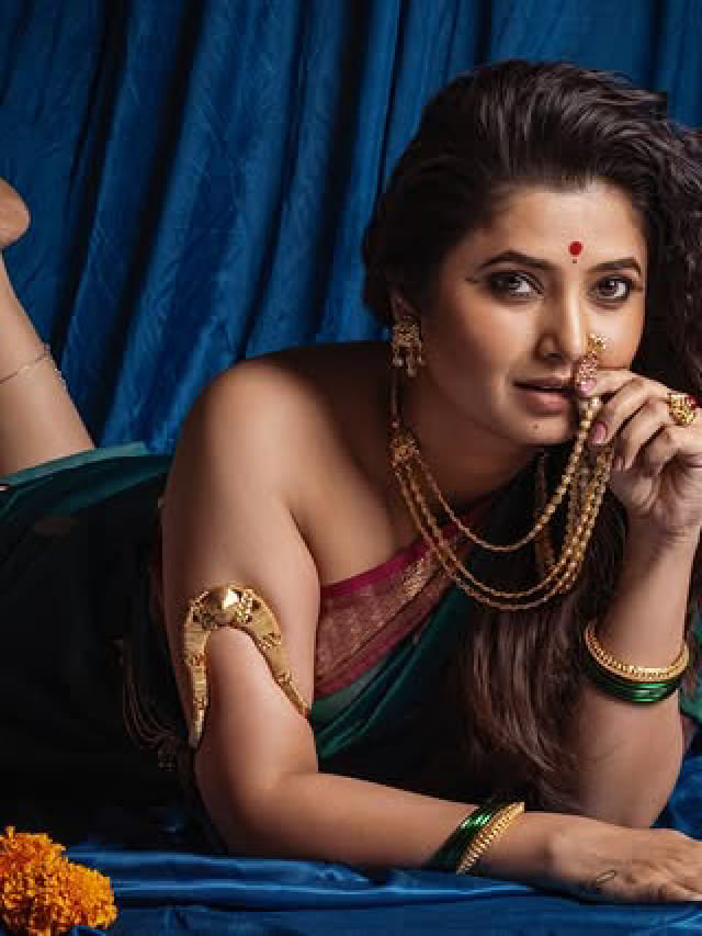 मराठमोळा साज, प्राजक्ता माळीचा विना ब्लाऊज साडीमध्ये लूक, सौंदर्य पाहून…