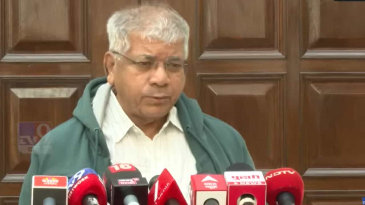 ...अशा व्यक्तीला भारतरत्न मिळावा हे मी मानत नाही; प्रकाश आंबेडकरांचं सावरकरांबद्दल मोठं विधान