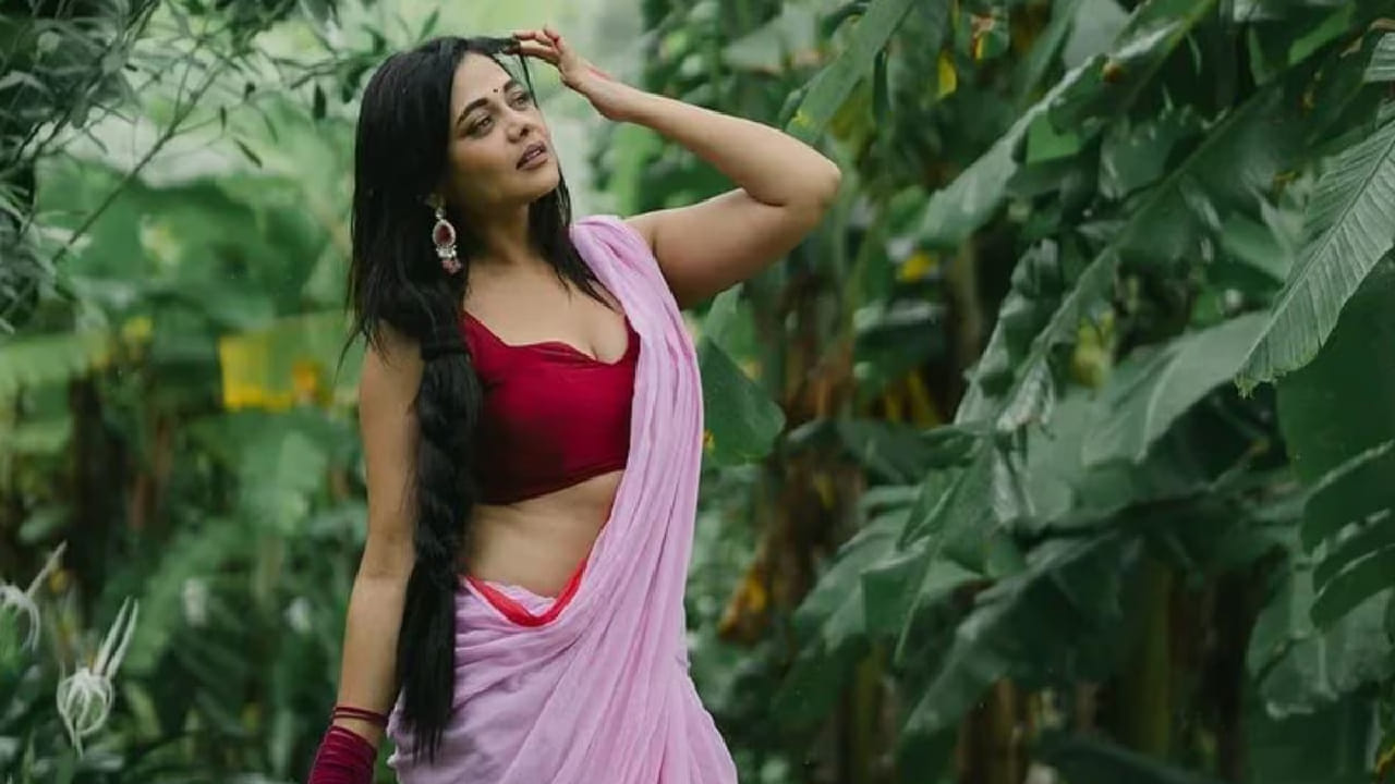 मराठी मनोरंजनसृष्टीतील लोकप्रिय अभिनेत्री प्रार्थना बेहेरे नेहमीच वेगवेगळ्या भूमिका साकारत प्रेक्षकांचं भरभरून मनोरंजन करताना दिसते. मालिका असो वा चित्रपट, आपल्या सहजसुंदर अभिनयाने तिने कायम प्रेक्षकांच्या मनात विशेष स्थान निर्माण केलं आहे. 