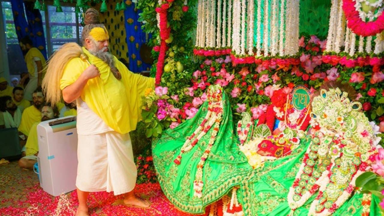 भजन, भोजन, खजिना आणि मैत्री या गोष्टी गुपित असाव्यात हे खरं आहे का, असा सवाल प्रेमानंद महाराजांना एका भक्ताने विचारला. त्यावर महाराजांनी भाविकांना मोठा सल्ला दिला. या चारही गोष्टीत खासगीपणा जपणे आवश्यक असल्याचे महाराज म्हणाले.