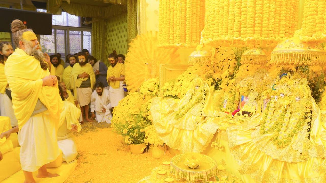 सुखी आणि समाधानी राहायचं असेल तर साधेपणानं आयुष्य जगा. तुमच्या आयुष्यात तुम्ही कृत्रिमपणा भरला तर त्यात तुमचे नुकसान होईल. आयुष्याचा आनंद घ्या. पण तो घेताना अतिरेक टाळा. प्रदर्शन टाळा. कारण त्याची दृष्ट लागू शकते. नाहक दिवंडी देऊन संकटं ओढावून घेण्यात काय हाशील असा सुखी आयुष्याचा मंत्र आहे.