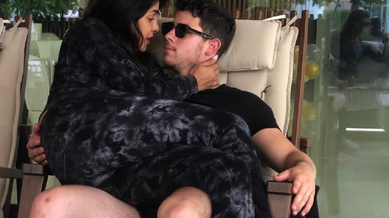 बॉलिवूडपासून हॉलीवूडपर्यंत आपल्या अभिनयाने चाहत्यांची मनं जिंकणारी अभिनेत्री प्रियंका चोप्रा नेहमीच चर्चेत असते. केवळ प्रोफेशनल आयुष्यामुळेच नाही तर तिच्या वैयक्तिक आयुष्यामुळेही ती सतत चाहत्यांच्या चर्चेचा विषय ठरते. 