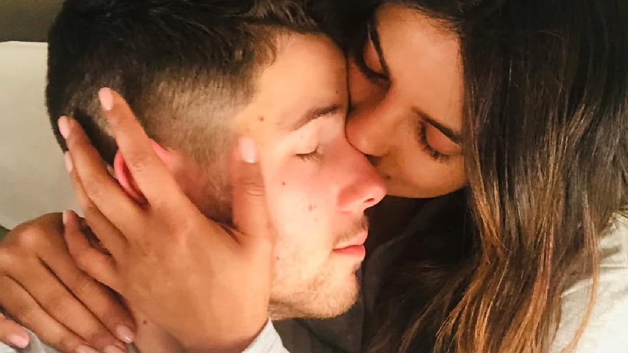 कधी प्रियंका निकच्या मिठीत विसावलेली दिसते आहे तर कधी त्याच्यावर प्रेमाचा वर्षाव करताना दिसत आहे. या दोघांचा हा रोमँटिक अंदाज चाहत्यांना खूपच भावला आहे.