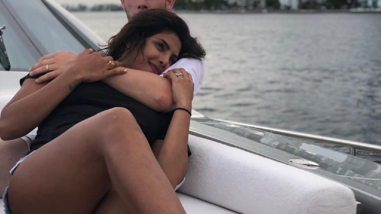 विशेष म्हणजे, हे फोटो शेअर करताना प्रियंकाने एक भावनिक आणि लांबलचक कॅप्शनही लिहिले आहे. तिने या कॅप्शनमध्ये स्वतःला अत्यंत नशीबवान असल्याचे सांगितले आहे. 'माझ्या आयुष्यात निकसारखा जोडीदार मिळणं हे माझं भाग्य आहे. तो माझ्या आनंदाचं मोठं कारण आहे' असे प्रियंकाने म्हटलं आहे. 