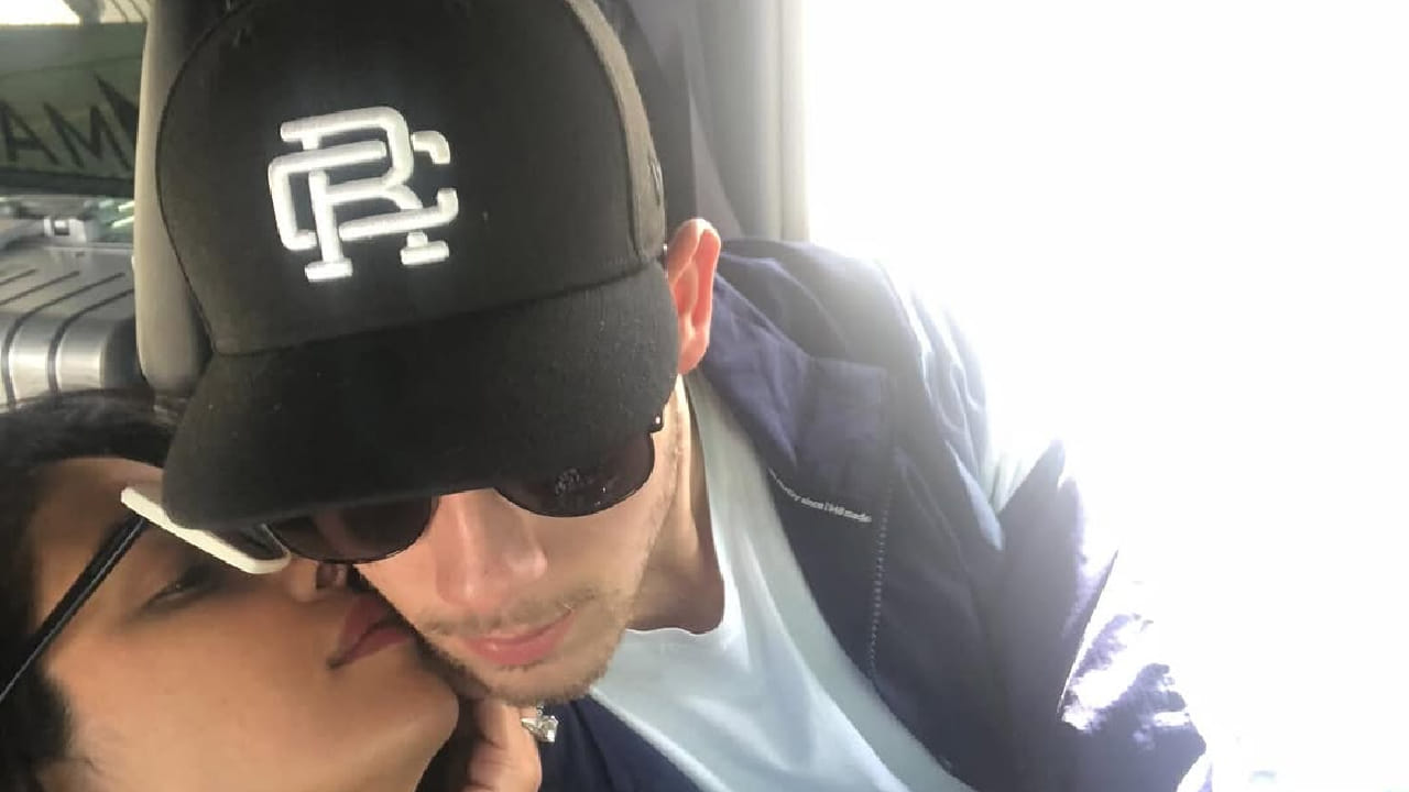 सोशल मीडियावर प्रचंड सक्रिय असलेल्या प्रियंकाने आता आपल्या पती निक जोनस याच्यासोबतचे काही खास आणि रोमँटिक फोटो शेअर केले असून हे फोटो सध्या सोशल मीडियावर चांगलेच व्हायरल होत आहेत.