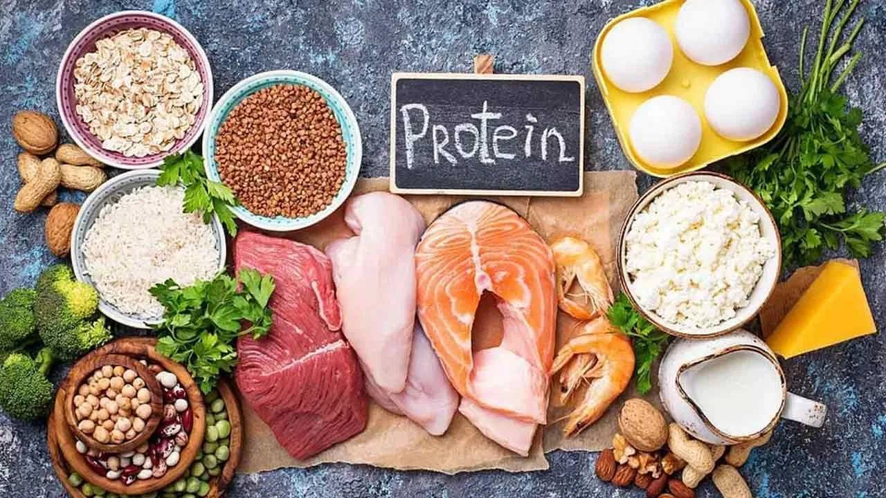 निरोगी राहण्यासाठी सर्वात महत्वाचे ठरते म्हणजे प्रोटीन. प्रत्येकाने दररोजच्या आहारात कार्ब कमी घेऊन प्रोटीनचा अधिक समावेश करावा, ज्यामुळे आरोग्य समस्या दूर होण्यास मदत होते. 