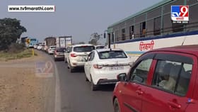 गॅस टँकर पलटी; पुणे-मुंबई द्रुतगती महामार्गावर वाहतूक कोंडी.