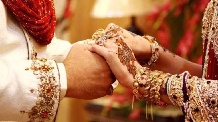 विवाह हा एक साधा सोहळा नाही. विवाहानंतर दोघे आयुष्यभर एकत्र राहण्याचे वचन देतात. आयुष्यात सुख-दु:खाच्या क्षणी एकमेकांना साथ देण्याचेही वचन विवाहादरम्यान दिले जाते. म्हणूनच आपल्या समाजात विवाहाला खूप महत्त्वाचे स्थान आहे.