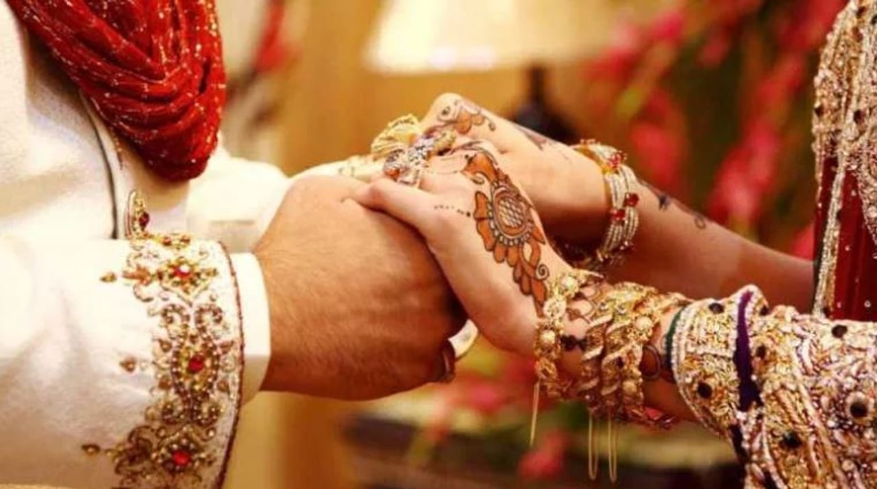 विवाह हा एक साधा सोहळा नाही. विवाहानंतर दोघे आयुष्यभर एकत्र राहण्याचे वचन देतात. आयुष्यात सुख-दु:खाच्या क्षणी एकमेकांना साथ देण्याचेही वचन विवाहादरम्यान दिले जाते. म्हणूनच आपल्या समाजात विवाहाला खूप महत्त्वाचे स्थान आहे.