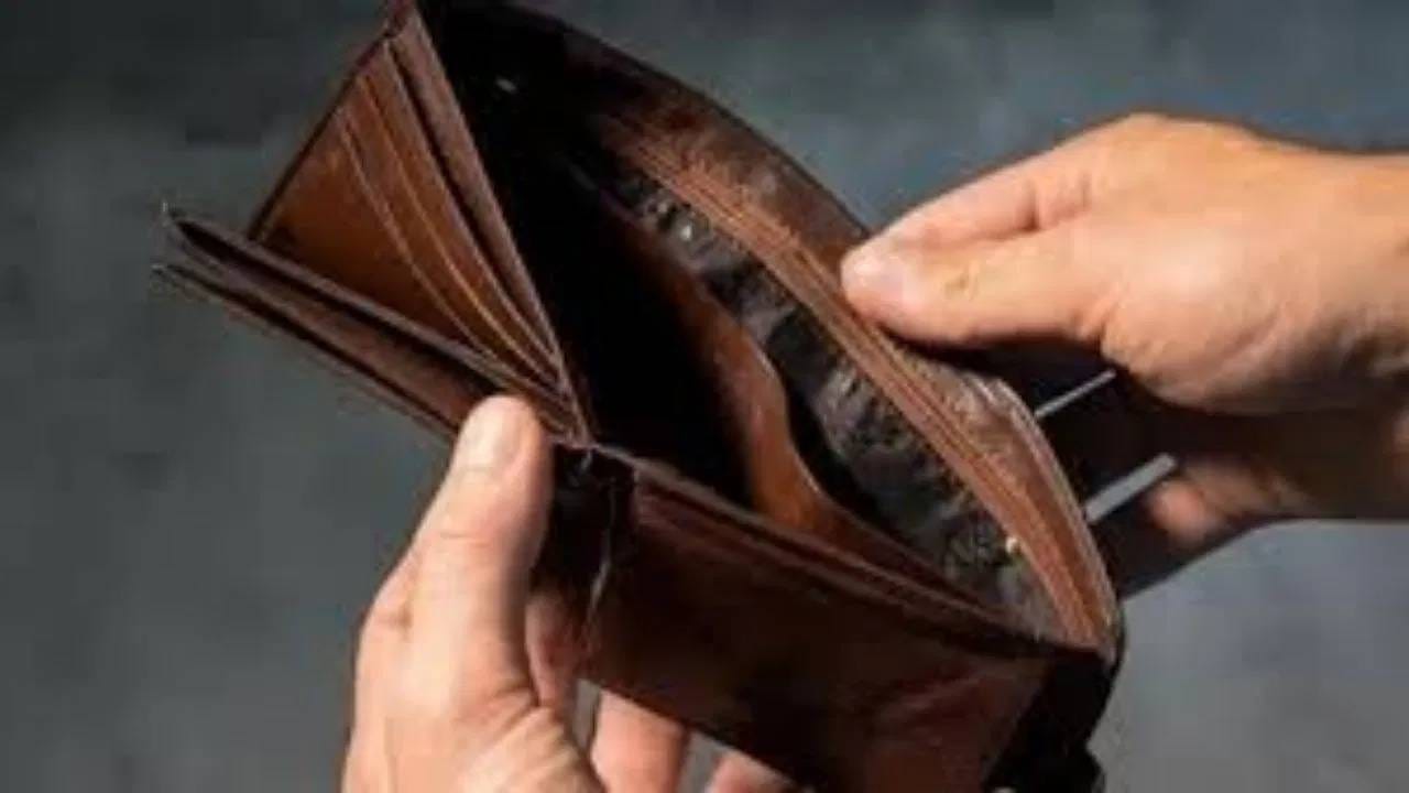 वास्तु आणि ज्योतिषशास्त्रात, पर्समध्ये मोरपंख ठेवणे खूप शुभ मानले जाते. असे केल्याने नकारात्मक ऊर्जा दूर होते आणि आर्थिक लाभ होण्याची शक्यता वाढते. त्यामुळे राहू दोष देखील कमी होतो. पर्समध्ये मोरपीस ठेवल्याने आर्थिक अडचणी दूर होतात आणि शुभेच्छा मिळतात. तुमची आर्थिक परिस्थिती मजबूत करण्यासाठी, पिवळ्या कापडात थोडेसे तांदळाचे दाणे आणि हळद बांधा. हे छोटेसे गठ्ठे तुमच्या पर्समध्ये ठेवल्याने आर्थिक अडचणी दूर होतील आणि पैसे येतील. (डिस्क्लेमर : वरील माहिती उपलब्ध स्रोतावरून देण्यात आलेली आहे. याच्या तथ्यांबद्दल आम्ही कुठलाही दावा करीत नाही, तसेच अंधश्रद्धेला दुजोरा देत नाही)